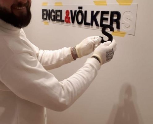2019 01 16 Maler für Wedel und Hamburg Innenarbeiten Engel Völkers Logo geklebt 4